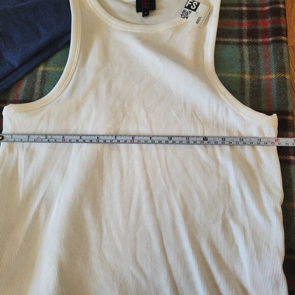 Bundle Size XL Two Leggings and One Tank Top - Picture 4 of 13